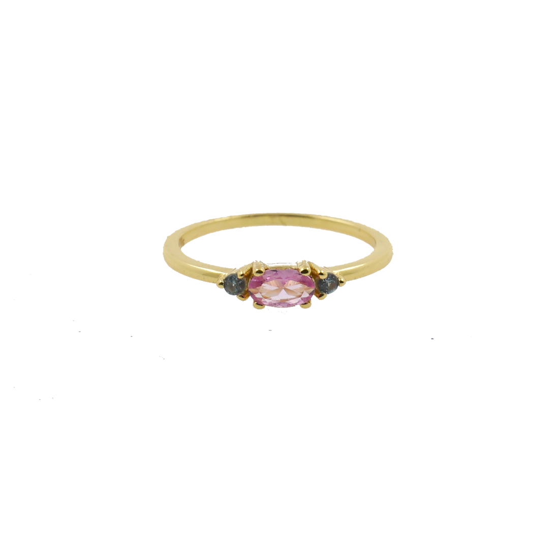 La definición de delicadeza está expuesta en el anillo Trinidad. Compuesto por tres piedras: una central en talla oval en color rosa claro, situada en el medio y a sus laterales le acompañan dos circonitas aqua blue en talla circular. Plata de 1ª Ley 925 milésimas con un baño de oro amarillo de 18 Ktes. Perfecto para tu día a día. 