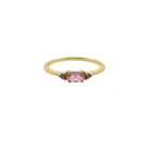 La definición de delicadeza está expuesta en el anillo Trinidad. Compuesto por tres piedras: una central en talla oval en color rosa claro, situada en el medio y a sus laterales le acompañan dos circonitas aqua blue en talla circular. Plata de 1ª Ley 925 milésimas con un baño de oro amarillo de 18 Ktes. Perfecto para tu día a día. 