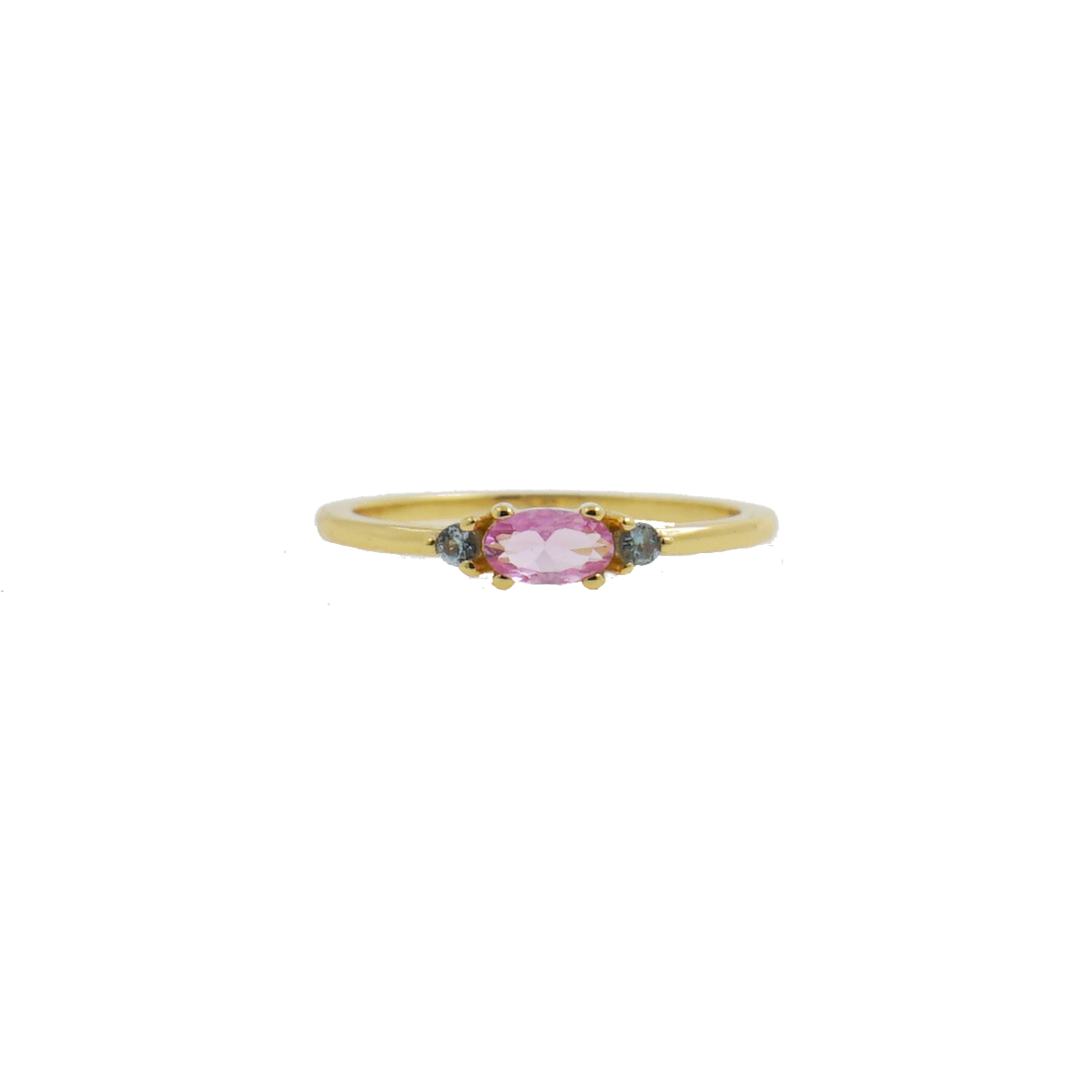 La definición de delicadeza está expuesta en el anillo Trinidad. Compuesto por tres piedras: una central en talla oval en color rosa claro, situada en el medio y a sus laterales le acompañan dos circonitas aqua blue en talla circular. Plata de 1ª Ley 925 milésimas con un baño de oro amarillo de 18 Ktes. Perfecto para tu día a día. 