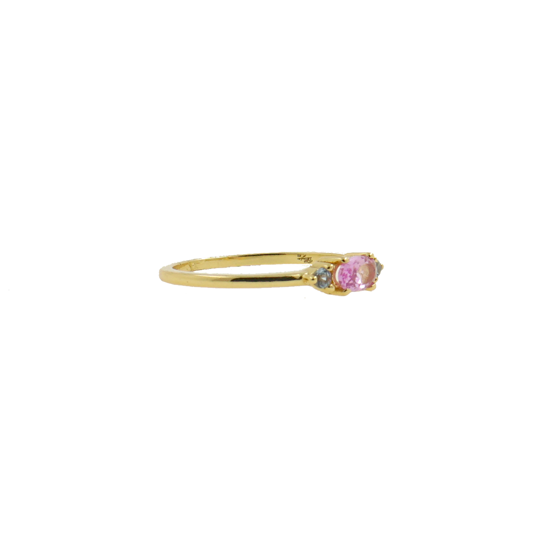 La definición de delicadeza está expuesta en el anillo Trinidad. Compuesto por tres piedras: una central en talla oval en color rosa claro, situada en el medio y a sus laterales le acompañan dos circonitas aqua blue en talla circular. Plata de 1ª Ley 925 milésimas con un baño de oro amarillo de 18 Ktes. Perfecto para tu día a día. 