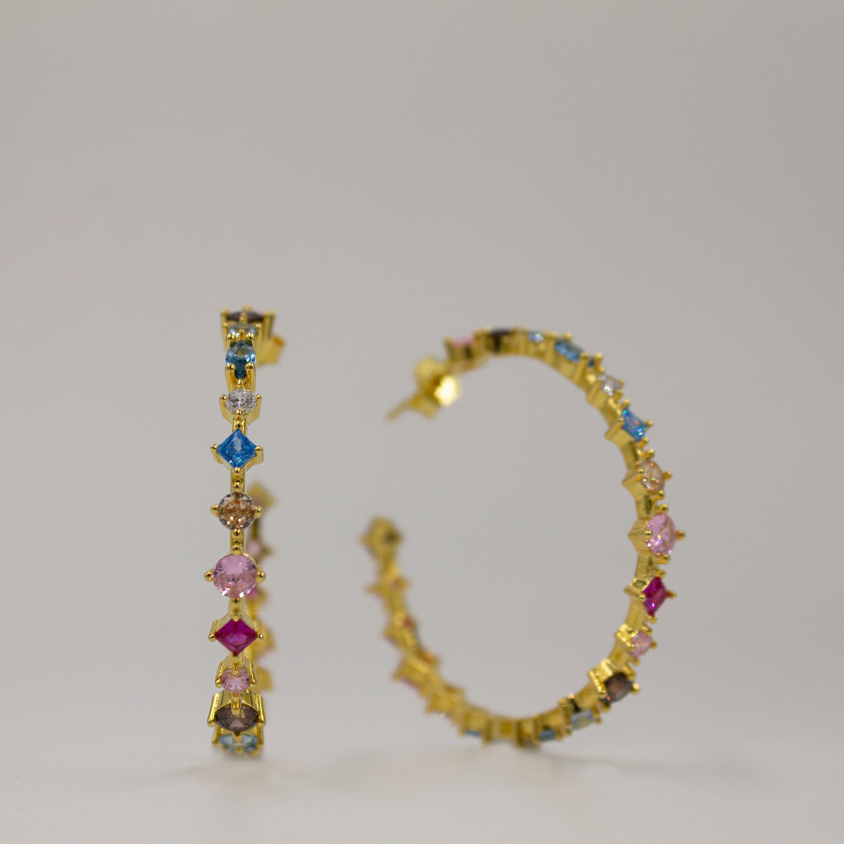 sibela studio pendientes de aro Neppi de 22 milímetros dude diametro con circonitas de colores  en distintas tonalidades rosas verdes azules realizados en plata de 1ª ley 925 milésimas caballos con un baño de oro amarillo 